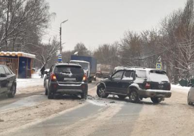На улице Ситниковской не разъехались два внедорожника